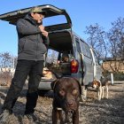 En esta foto tomada el 14 de diciembre de 2024, se ve al cazador Li Shangxue y perros de caza dentro de una perrera en Weinan, en la provincia de Shaanxi, en el norte de China.