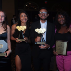 Daniel Pintado y Lucía Yepez reciben trofeos.