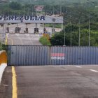 Fotografía de un contenedor este viernes, en el puente Internacional Atanasio Girardot, que une a Cúcuta (Colombia) con el estado de Táchira (Venezuela).