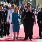 El presidente de Venezuela, Nicolás Maduro, y la primera dama, Cilia Flores, caminan a su llegada al Capitolio para la inauguración presidencial, en Caracas, el 10 de enero de 2025.