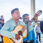 Entre lágrimas los jóvenes comuneros entonaron las canciones favoritas de los dos hombres fundadores de su comuna