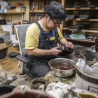 El  fabricante japonés de lacas Takaho Shoji trabajando en su escritorio en el taller de lacas "Wajima Kirimoto" en la ciudad de Wajima.