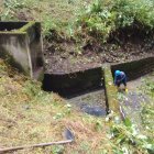 Limpieza de la estructura de captación en la quebrada Rumichaca.
