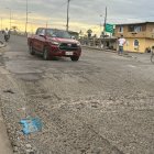 La vía presenta deterioro.