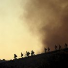 Los bomberos toman posiciones para luchar contra el incendio forestal de Kenneth en el barrio de Woodland Hills de Los Ángeles, California, Estados Unidos.