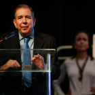 El líder opositor venezolano Edmundo González Urrutia saluda a simpatizantes luego de una concentración de apoyo este miércoles, en el Centro de Convenciones Atlántico Pacífico en la Ciudad de Panamá.