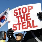 Partidarios del presidente surcoreano, Yoon Suk-yeol, se manifiestan cerca de la residencia presidencial en Seúl, el 10 de enero de 2025.