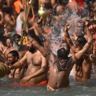 Participantes en el Kumbh Mela se bañan en el Ganges en 2021.