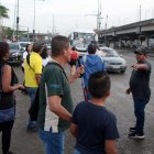 Una persona no vidente es ayudada por los usuarios en plena calzada para lograr subirse a un bus. Escenas como esta se registran a diario.