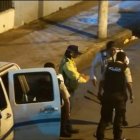 Agentes de la ATM y Policía Nacional detuvieron a un hombre al robar cables en el centro de Guayaquil.