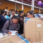 El gobierno de Daniel Noboa entrega cocinas de inducción que fueron compradas en 2014 y estaban en una bodega.