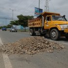 Ciudadanos denuncian que en varias ocasiones caen grandes cantidades de tierra a la vía, bloqueandola.