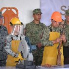 Un miembro del Ejército mexicano destruye un rifle durante el lanzamiento del programa "Sí al Desarme, Sí a la Paz".