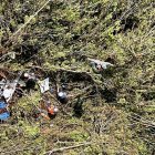 Miembros de la Fuerza Aérea junto a los escombros de un avión que se estrelló en una zona rural de Urrao, provincia de Antioquia, Colombia, el 10 de enero de 2025.