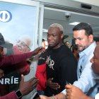 Felipe Caicedo en su llegada al aeropuerto José Joaquín de Olmedo, de Guayaquil.