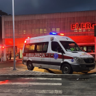 Personal policial y militar custodiando la sala de emergencia del hospital del IESS donde se encuentra el alcalde Eber Ponce.