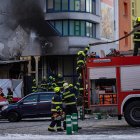 Los bomberos y las fuerzas de seguridad comprueban el lugar del restaurante quemado y dañado por la explosión de un cilindro de propano-butano en Most, República Checa.