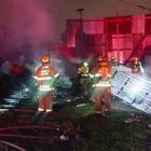 Gran parte de la recicladora quedó consumida por el fuego.