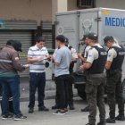 El cuerpo fue subido en el carro de Medicina Legal y llevado a la morgue.