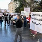 Medio centenar de personas, en su mayoría propietarios de viviendas ocupadas por familias vulnerables, se han manifestado este sábado 11 de enero en Madrid.