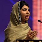 La premio Nobel de la Paz, Malala Yousafzai, habla durante una sesión para discutir la educación femenina en el mundo musulmán en Islamabad, Pakistán, este domingo 12 de enero.