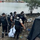 Policías se llevaron el cadáver encontrado en el estero Salado.