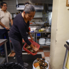 Verónica Páramo, del Restaurante Mamina, en La Gasca, en Quito, recoge los desechos orgánicos para entregárselos a Agrovivas.