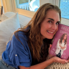 El quinto libro de Brooke Shields es una bomba llena de confesiones y momentos duros.