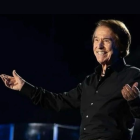 Raphael es conocido a nivel mundial por su rango vocal y su presencia escénica. Tiene más de 70 millones de álbumes vendidos en más de siete idiomas.