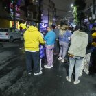 Personas desalojan sus viviendas al registrarse un sismo de 6,1 este domingo 12 de enero en la Ciudad de México (México).