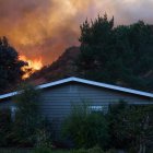 Suben las víctimas por el incendio en Los Ángeles.