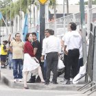 Un pequeño grupo de simpatizantes del correísmo y Democracia Sí esperan en los exteriores del Instituto Tecnológico Bolivariano.