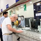 Adultos mayores también se acercan a ventanillas a pagar los impuestos prediales.