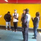 Dos personas fueron detenidas por vandalizar una de las paredes de la estación del Metro de Iñaquito