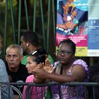 Personas hacen fila para realiza tramites migratorios este viernes, en Tapachula (México).