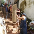 Los residentes recuperan sus pertenencias de un lugar donde se produjo un deslizamiento de tierra en el barrio de Bethania, Ipatinga, estado de Minas Gerais, Brasil, el 12 de enero de 2025.