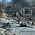 Aparecen automóviles destruidos por el incendio de Palisades en el vecindario de Pacific Palisades de Los Ángeles, California, el 12 de enero de 2025.