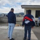 El perro estaba en un espacio reducido sin alimento y sin agua.