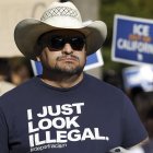 Un hombre con una camiseta en la que se lee "Solo parezco ilegal", durante una manifestación en protesta contra las propuestas que está discutiendo la Administración entrante de Donald Trump.