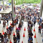 1. Filas. Cientos de personas se amontonan para ingresar.