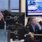 Inversión. Una foto de archivo de un corredor en la bolsa de New York.