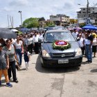Despedida. Familiares y ciudadanía en general participaron en una caravana fúnebre en honor a Eber Ponce.