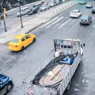 Un vehículo fue detenido con dos sospechosos en su interior