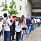 En los exteriores de la universidad se logra ver largas filas de aspirantes