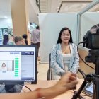 Un ciudadana se toma la fotografía en el proceso de cedulación.