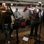 Bad Bunny y Jimmy Fallon en una estación de metro en Nueva York el 13 de enero de 2025.