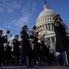 Una banda militar actúa durante un ensayo general en el Capitolio antes de la toma de posesión del presidente electo Donald Trump, en Washington, DC, el 12 de enero de 2025.