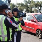 Los agentes de tránsito utilizan cinemómetros en los controles de velocidad.