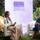 Karina junto a la periodista Denisse Molina, encargada de dar la bienvenida a los asistentes.