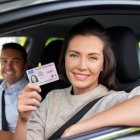 La licencia de conducir en Ecuador se puede obtener por primera vez a partir de los 18 años de edad.